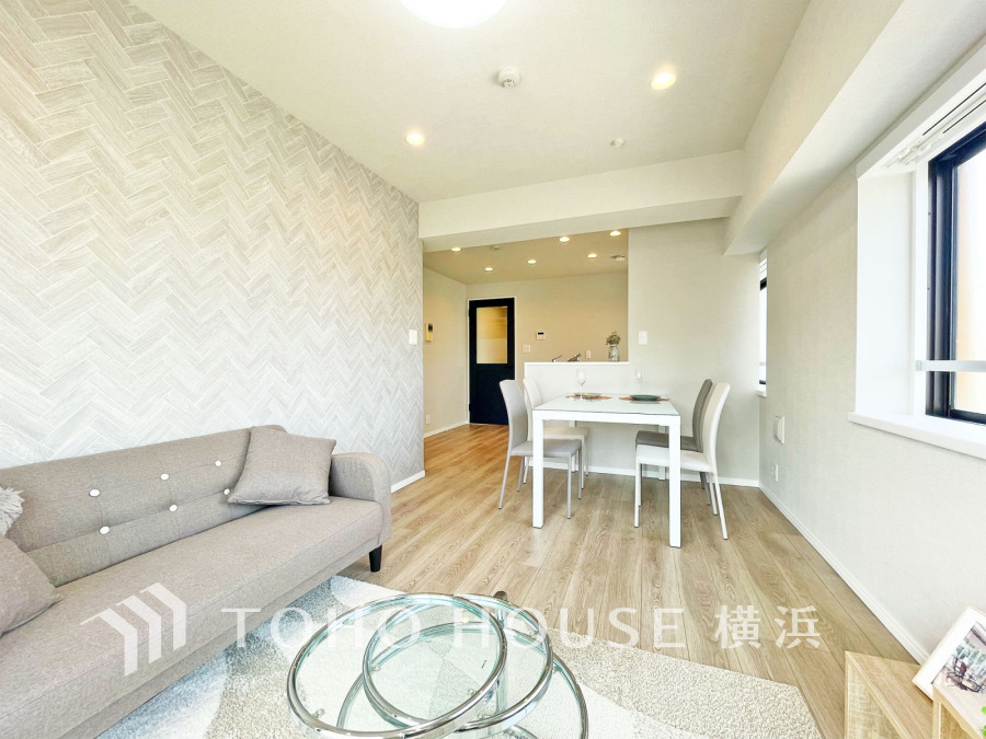 豊かな光が照らすこの場所は、たわいもない会話を楽しみ、ゆったりとした時間を過ごす場所。家族の日常が刻まれる大切な空間です。