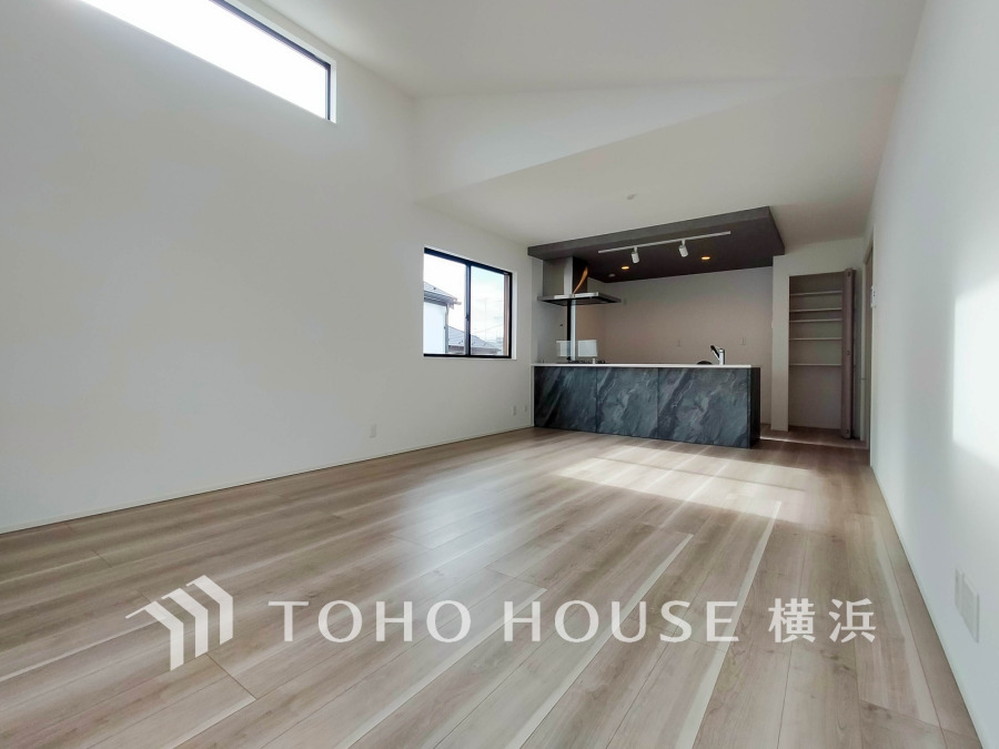 やわらかな陽射しがふりそそぎ、室内に開放感と爽快感をもたらします。
