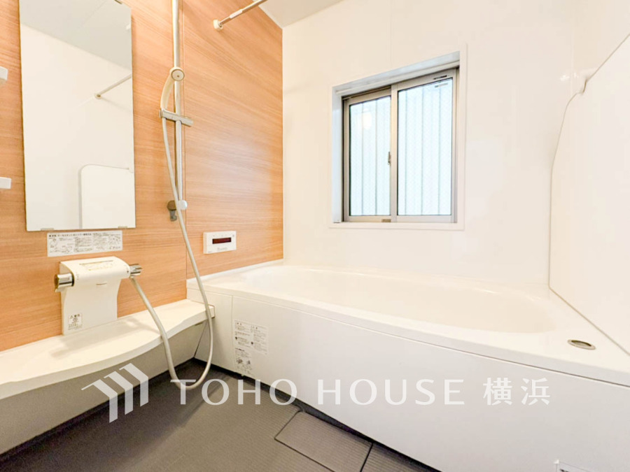 1日の疲れを取り心身を癒すことができる住まいの中のリラクゼーション空間、バスルーム。心からゆったりと寛いでいただけるよう、あたたかみのある色合いで仕上げています。