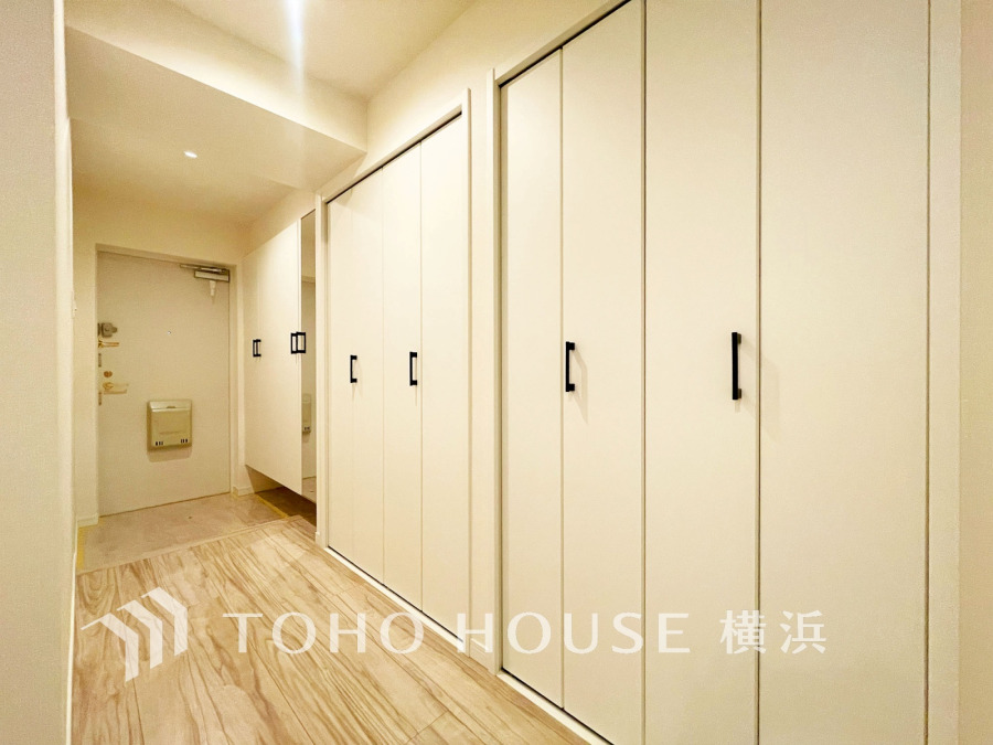 上質感漂う玄関と廊下。居住者の帰り、訪れる方を優しく迎える・安らぎに満ちた生活空間を予感させる。健やかな暮らしを楽しめることでしょう。