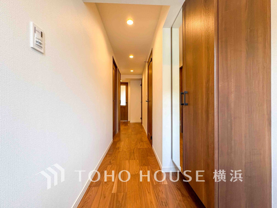 上質感漂う玄関と廊下。居住者の帰り、訪れる方を優しく迎える・安らぎに満ちた生活空間を予感させる。健やかな暮らしを楽しめることでしょう。