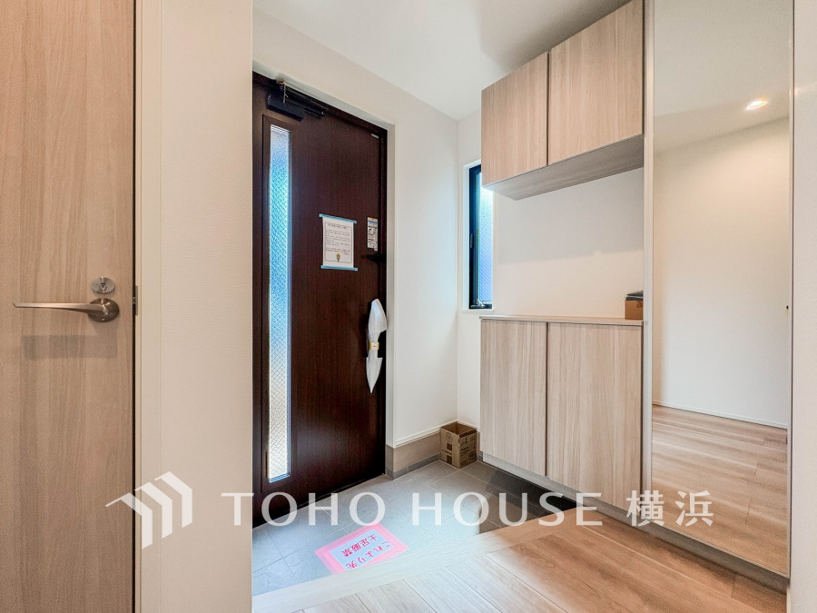 居住者の帰り、訪れる方を優しく迎え、やすらぎに満ちた生活空間を予感させる。健やかな暮らしを楽しめそう。