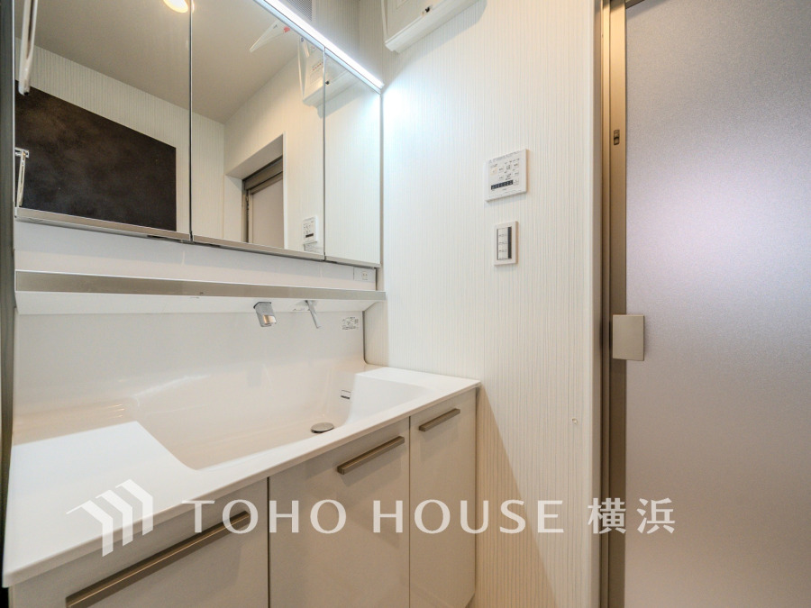 一日の始まりと終わりを心地よく演出し、多彩な機能が備えられたパウダールーム。心地よいリフレッシュ空間。清潔感ある洗面台は、身だしなみチェックや肌のお手入れに。