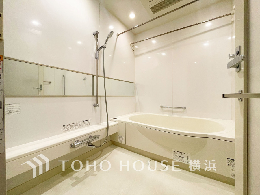 明るい色合いと上質な質感が美しいバスルーム。一日の疲れをさっぱりと洗い流し、寛ぎとリフレッシュのための大切な空間。