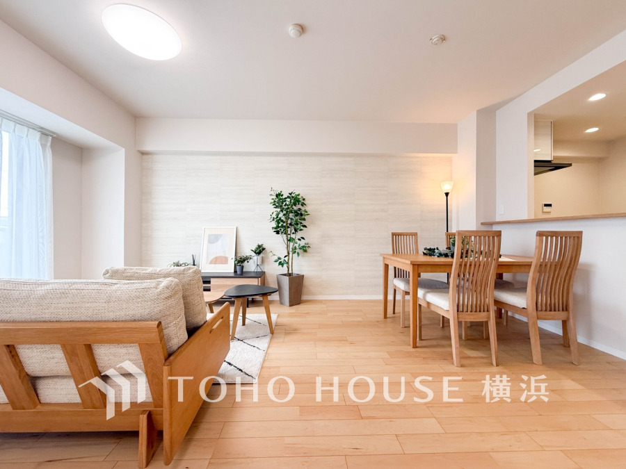 ここにはみんなが集い、食事と楽しい会話が始まる。話に夢中になりすぎて、ついつい時を忘れてしまう。そんな束の間の幸せを感じさせてくれる場所。