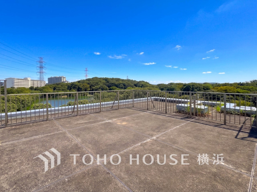 大空と眺望を心ゆくまで楽しめます。広々としたオープンエア空間が開放感あふれる毎日を演出。