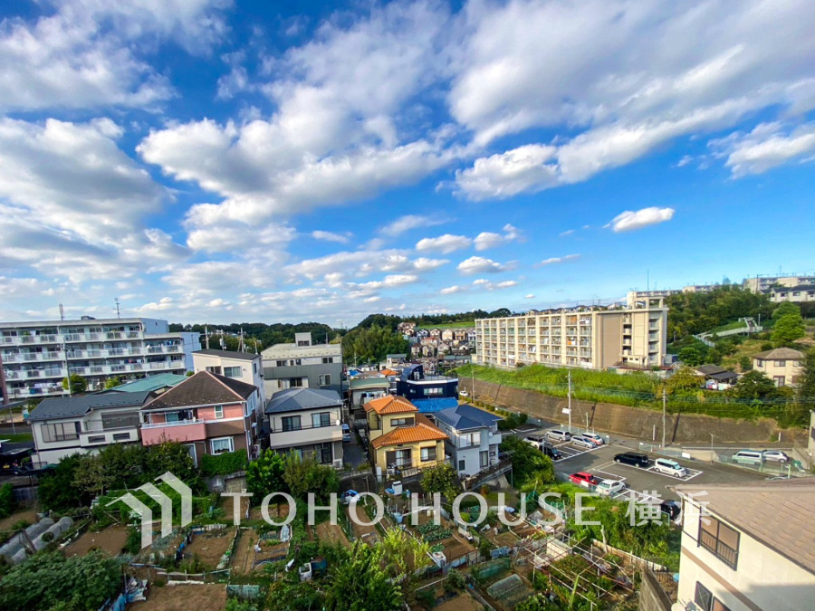 陽射しとともに、少しずつ装いを変える街の景観から、星空が地上に映りこむかのような夜景の煌きまで、この街ならではの美しい風景。