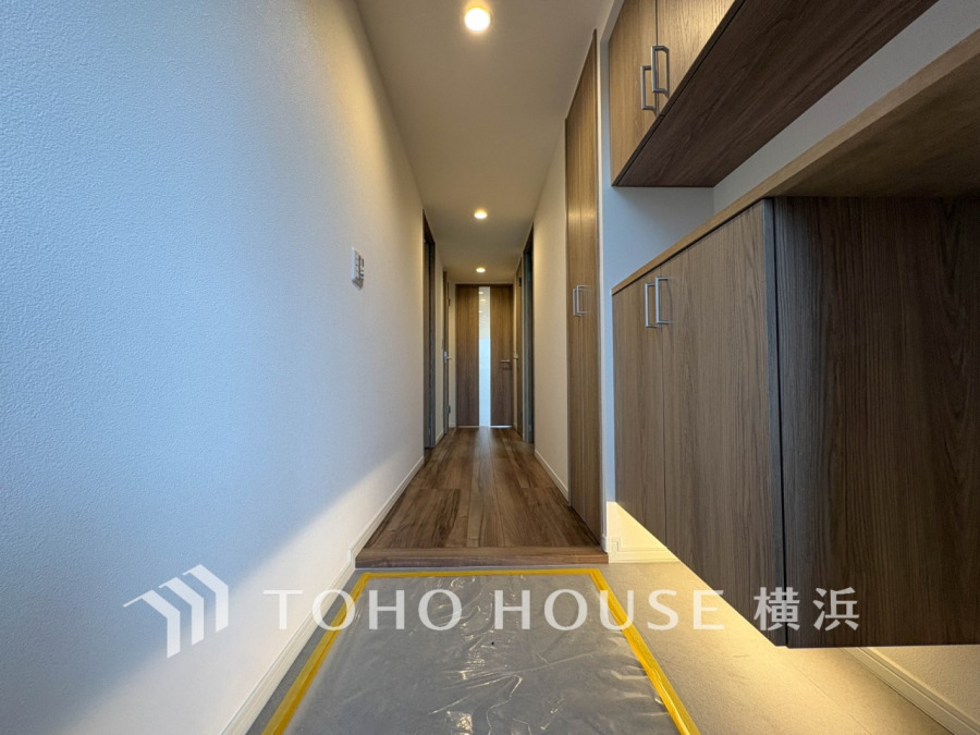 上質感漂う玄関と廊下。居住者の帰り、訪れる方を優しく迎えてくれます。