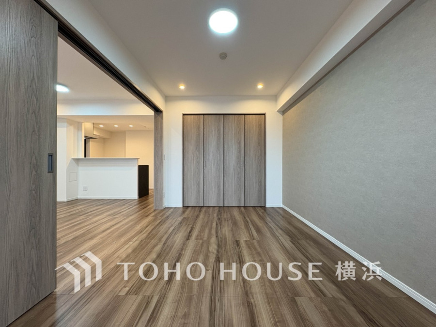 一日の疲れをいやしてくれる寝室。時を忘れて過ごす場所として過ごせるお部屋。