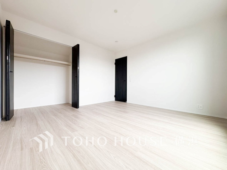 一日の疲れをいやしてくれる寝室。時を忘れて過ごす場所として過ごせるお部屋。