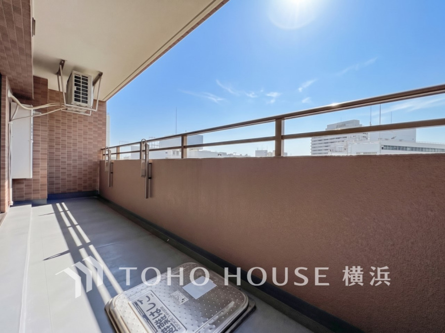太陽の恵みをたっぷりと受けて、洗濯物も気持ちよく干せそうです。