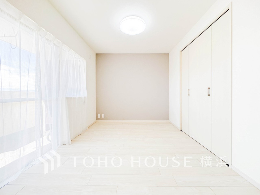 一日の疲れをいやしてくれる寝室。時を忘れて過ごす場所として過ごせるお部屋。
