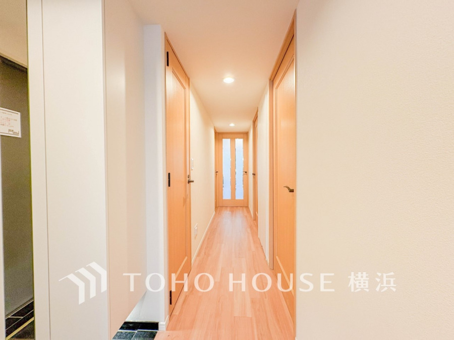 上質感漂う玄関と廊下。居住者の帰り、訪れる方を優しく迎えてくれます。