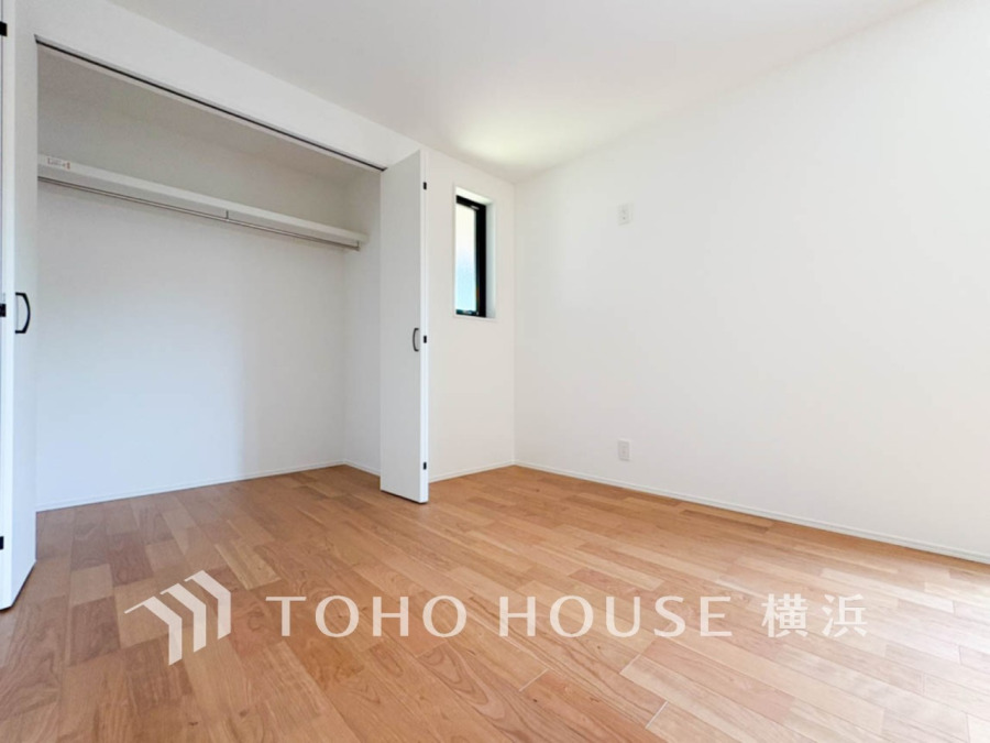 穏やかな風と陽光を導き、プライバシーに配慮された設計プランを採用し、居住性を一段と心地よいものにしています。明るく開放的な空間を演出しております。