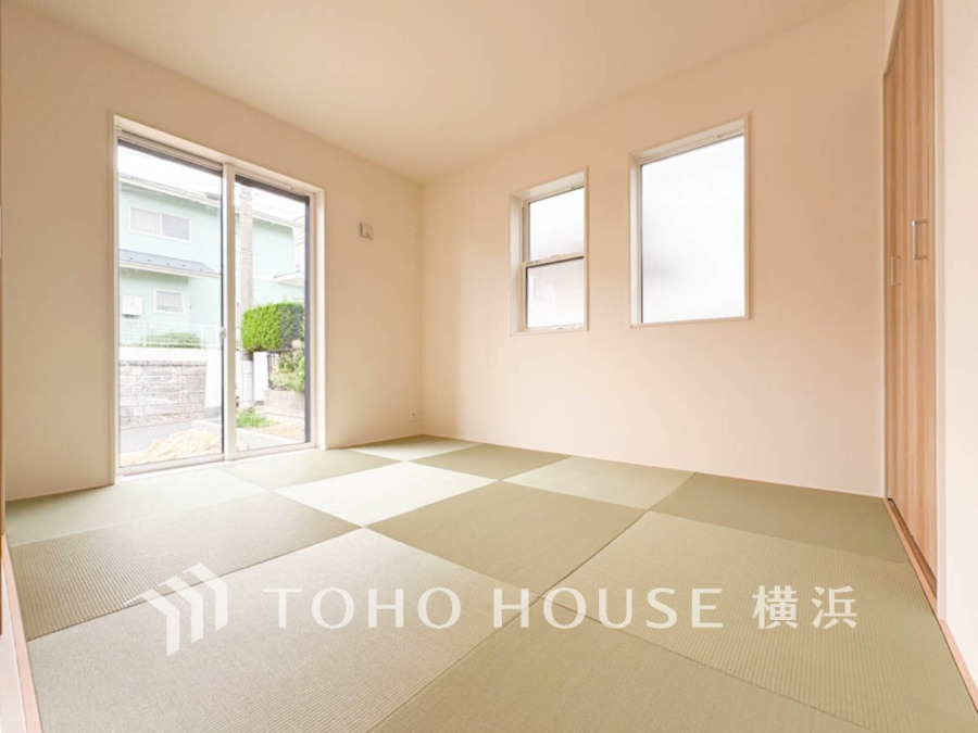 足を伸ばしてゆっくりとくつろげる、癒しの空間。モダンな和室で癒しタイムを。
