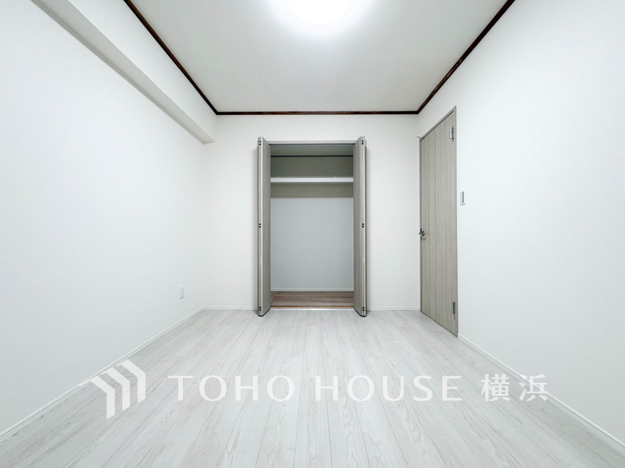 一日の疲れをいやしてくれる寝室。時を忘れて過ごす場所として過ごせるお部屋。