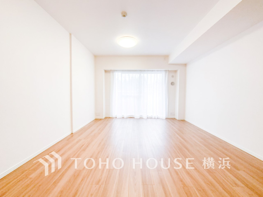 やわらかな陽射しがふりそそぎ、室内に開放感と爽快感をもたらします。