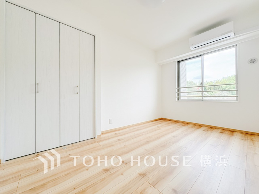 一日の疲れをいやしてくれる寝室。時を忘れて過ごす場所として過ごせるお部屋。
