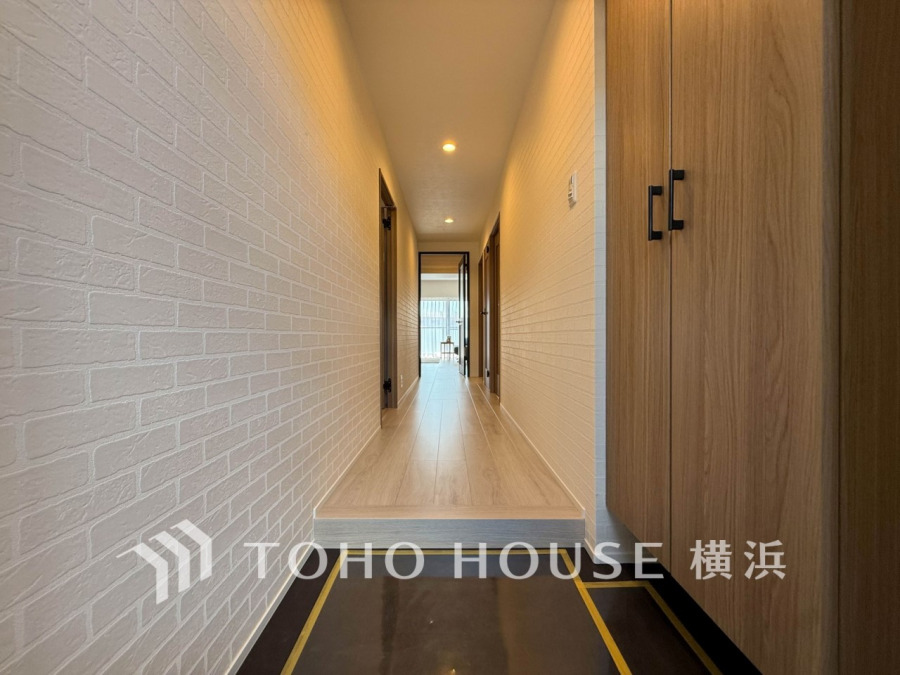 上質感漂う玄関と廊下。居住者の帰り、訪れる方を優しく迎えてくれます。