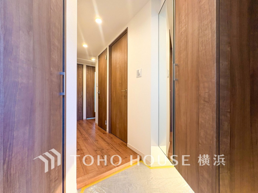 上質感漂う玄関と廊下。居住者の帰り、訪れる方を優しく迎えてくれます。
