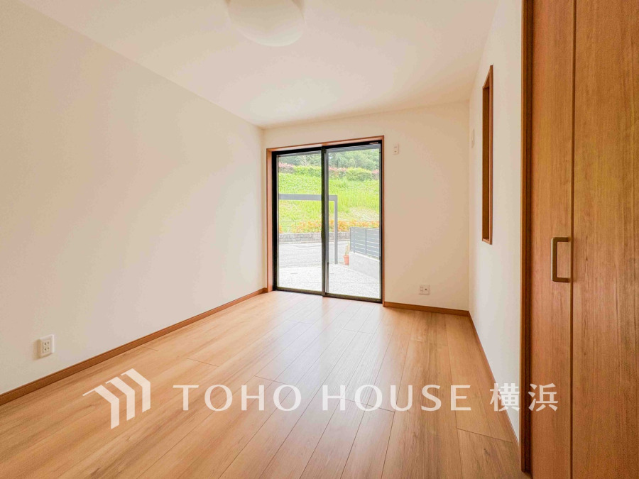 穏やかな風と陽光を導き、プライバシーに配慮された設計プランを採用し、居住性を一段と心地よいものにしています。明るく開放的な空間を演出しております。