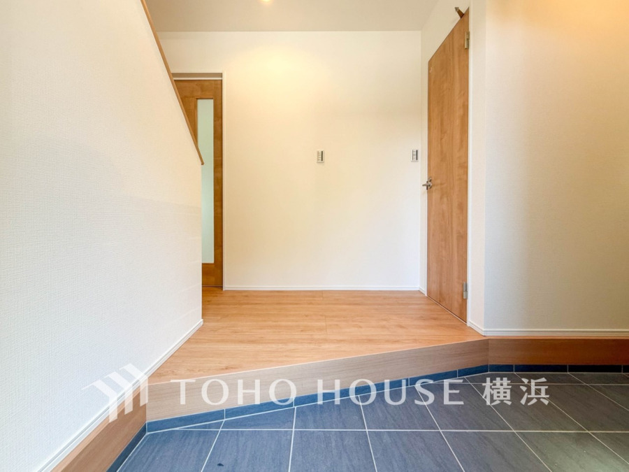 上質感漂う玄関。居住者の帰り、訪れる方を優しく迎えてくれます。