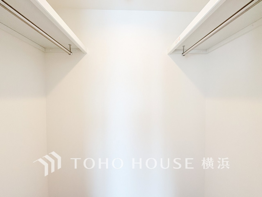 ウォークインクローゼットは家族みんなの衣類が収納できるよう広めに設計。