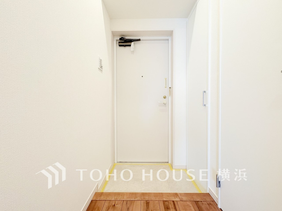 上質感漂う玄関と廊下。居住者の帰り、訪れる方を優しく迎えてくれます。