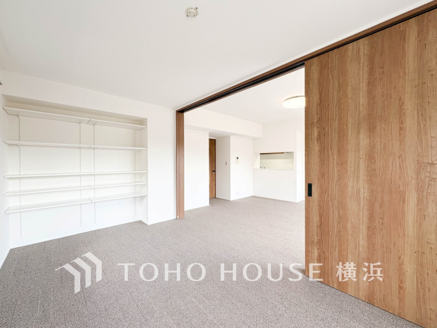 穏やかな風と陽光を導き、プライバシーに配慮された設計プランを採用し、居住性を一段と心地よいものにしています。明るく開放的な空間を演出しております。
