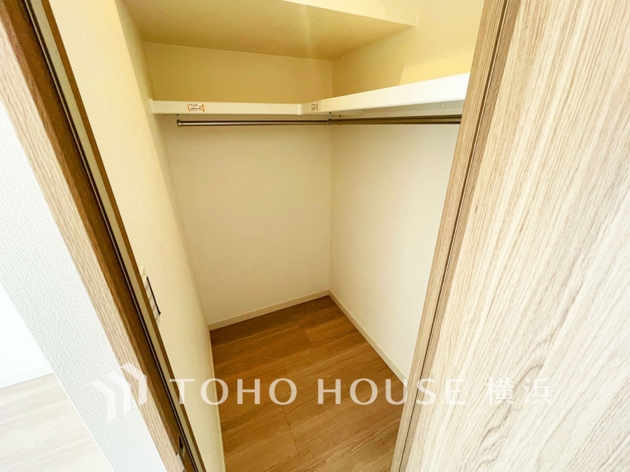 収納力豊富なウォークインクローゼット。衣類や季節物の整理に便利で、生活空間をすっきり保てます。