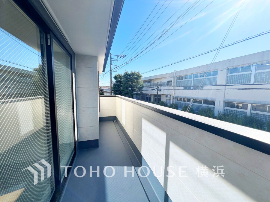 たっぷりの陽光が差し込むバルコニー。健やかな暮らしを守る太陽の恵みを存分に享受できます。爽やかな風と暖かな陽射しが紡ぐハーモニーが日々の暮らしのBGMになることでしょう。