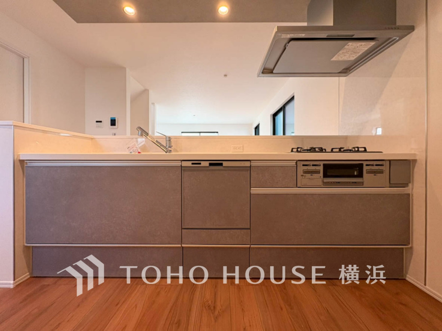 誰もが使いやすいデザインにこだわったキッチン。プライベートスペースを彩るインテリアとしての美と、快適な日常を支える機能性と強さがひとつになったキッチンです。