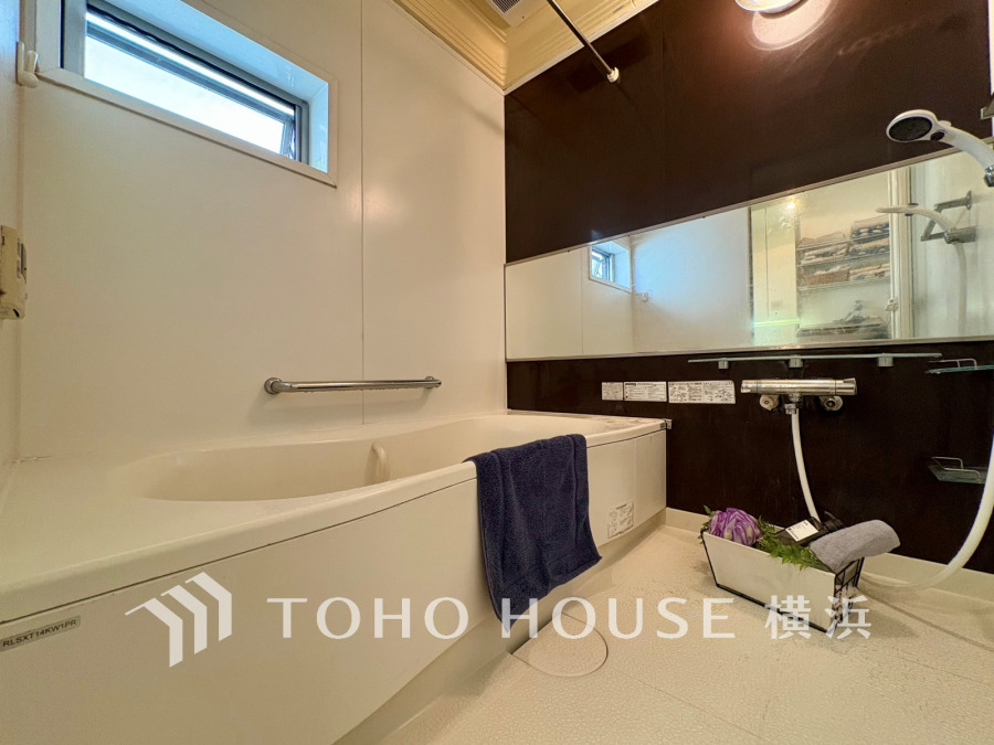 上質が感じられるカラーリングで、清潔な空間美を実現。一日の疲れが癒される優雅なバスタイムを堪能できるゆとりあるバスルームです。