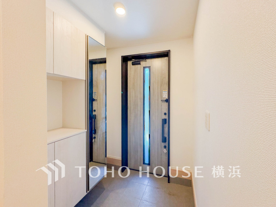 居住者の帰り、訪れる方を優しく迎え、やすらぎに満ちた生活空間を予感させる。健やかな暮らしを楽しめそう。
