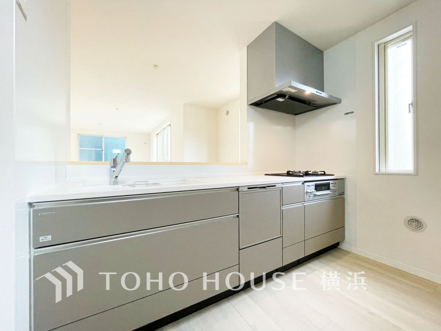 広く取られた対面キッチンは、リビングで寛ぐご家族と会話をしながらお料理が出来ます。高級感のあるカラーで空間をより上質な雰囲気にした、清潔感のあるデザインです。