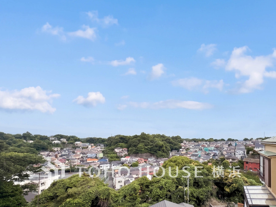 高台の開放感と抜ける風の気持ちよさを感じ、緑ある眺望に癒される落ち着いた住環境。
