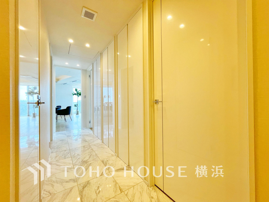 上質感漂う玄関と廊下。居住者の帰り、訪れる方を優しく迎える・安らぎに満ちた生活空間を予感させる。健やかな暮らしを楽しめることでしょう。