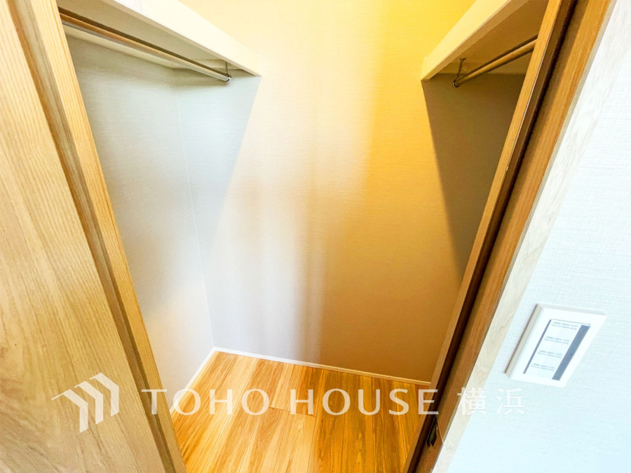 たっぷりとした収納スペース・ウォークインクローゼット。その収納力は是非ご自身の目でお確かめください。冬物のコートやスーツなど、大切なお洋服を皺なく収納できます。