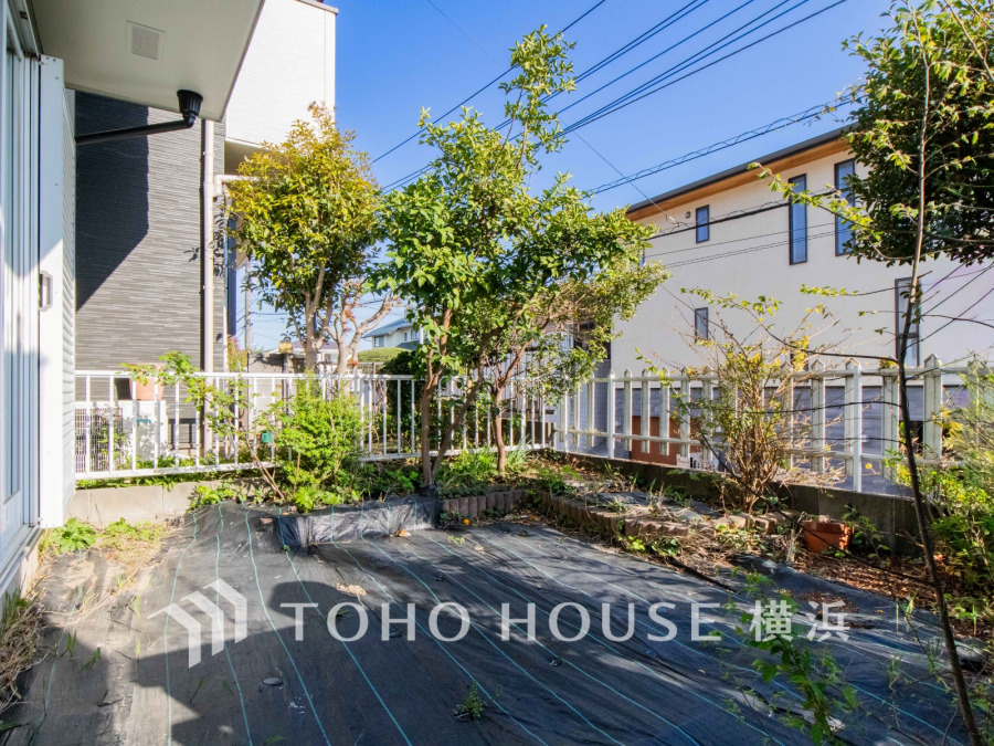 毎日の暮らしの中に癒しを与えてくれるお庭スペース。小さなお子様の遊び場にもちょうど良い空間です。ガーデニングで色とりどりの草花を綺麗に飾ればより一層華やかな空間になります。