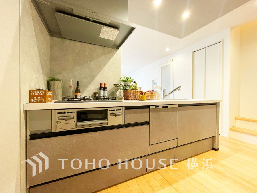 広く取られた対面キッチンは、リビングで寛ぐご家族と会話をしながらお料理が出来ます。高級感のあるカラーで空間をより上質な雰囲気にした、清潔感のあるデザインです。