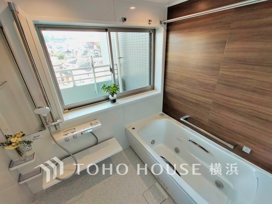 景色も楽しめる大きな窓付きの浴室。自然換気もでき、清潔感を保ちます。