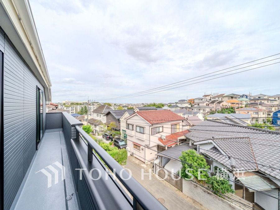 南東向きの明るいバルコニーは広々ワイドスパンで室内にたっぷりと光を取り込みます。