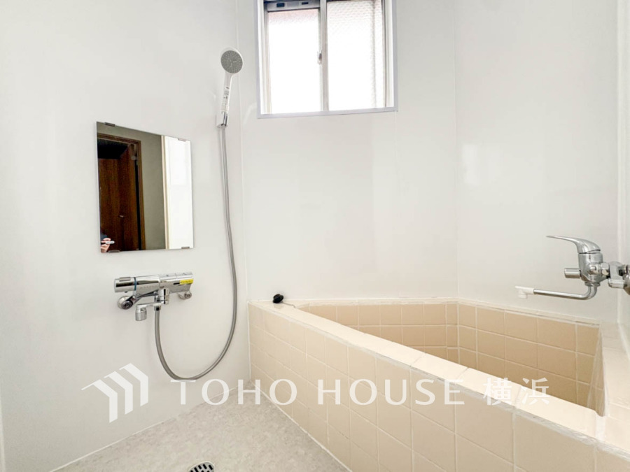 明るい色合いと上質な質感が美しいバスルーム。一日の疲れをさっぱりと洗い流し、寛ぎとリフレッシュのための大切な空間。