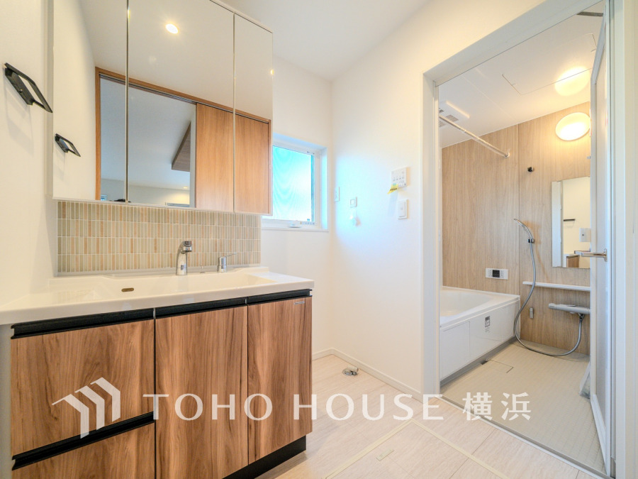 十分な大きさの洗面台は収納もさる事ながら、身だしなみチェックや歯磨きなど、朝の慌ただしい時間でもホテルライクなスペースで余裕とゆとりを感じて頂けます。