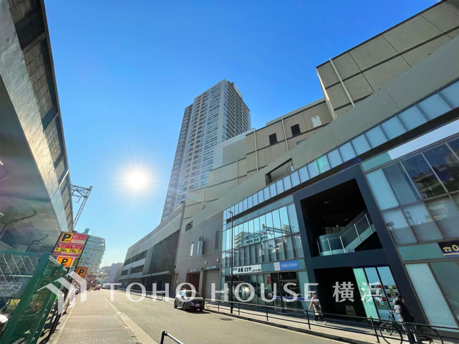 駅直結に近い立地で、商業・公益施設も身近に揃い、コンシェルジュサービス、ラウンジ、ゲストルームなどの共用施設も充実。都心へのアクセスも良好で、快適で上質なタワーマンションライフを実現します。