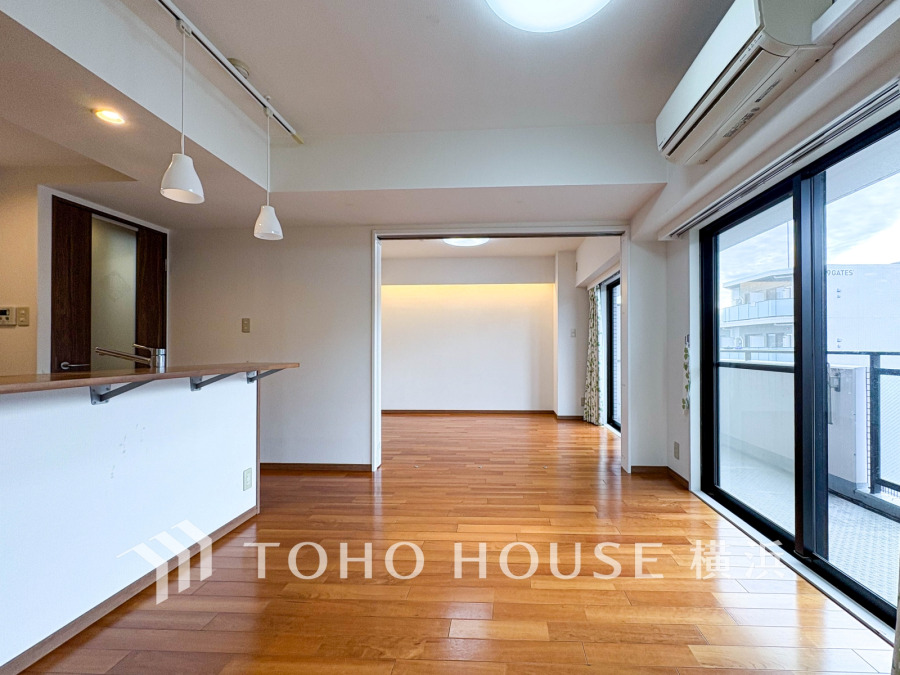 リビングダイニングは、シックでモダンな内装。落ち着いた雰囲気に包まれて、伸びやかな空間の中で、ゆったりと家族団らんのひとときを過ごせます。