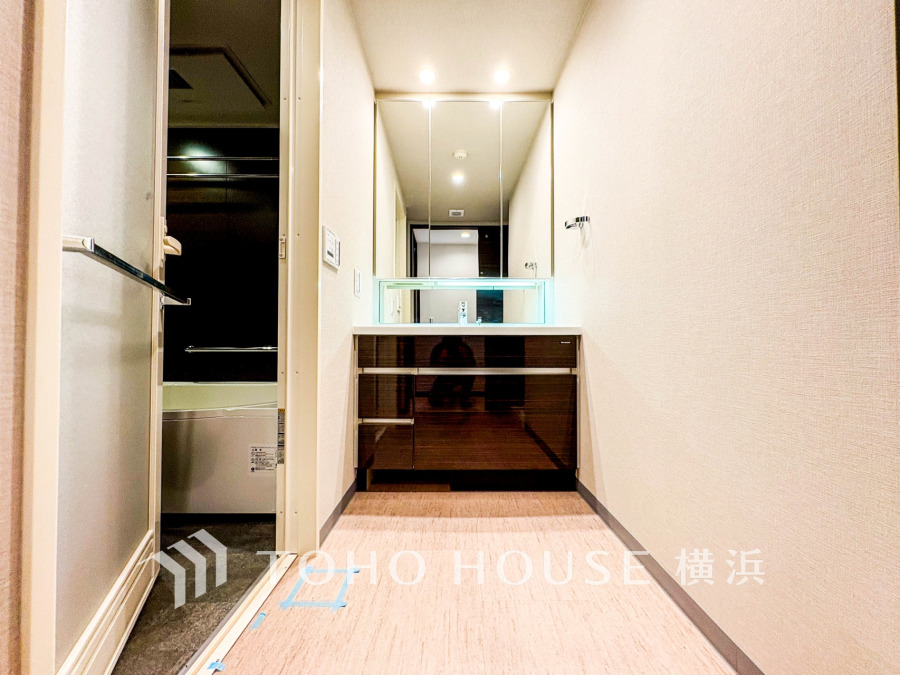 十分な大きさの洗面台は、身だしなみチェックや歯磨きなど、朝の慌ただしい時間でも余裕とゆとりを感じて頂けます。