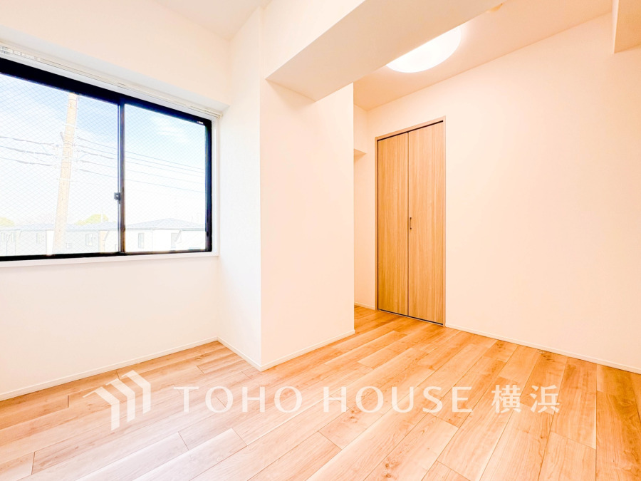 穏やかな風と陽光を導き、プライバシーに配慮された設計プランを採用し、居住性を一段と心地よいものにしています。明るく開放的な空間を演出しております。