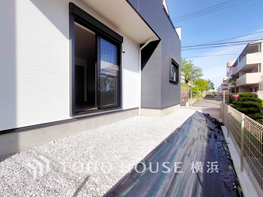 毎日の暮らしの中に癒しを与えてくれるお庭スペース。小さなお子様の遊び場にもちょうど良い空間です。ガーデニングで色とりどりの草花を綺麗に飾ればより一層華やかな空間になります。