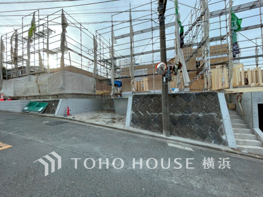 【2025年4月撮影】同時に多区画で建築されるお住まいは、新生活をご近所と共にスタートできることが魅力の一つ。また、分譲地全体で調整される窓位置や統一感ある外観。そこに住まうご家族の心地よさをも追求します。
